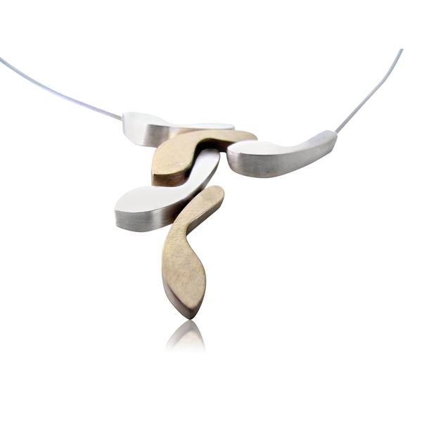 Ketting met brons en zilver sculptuur - “A pause, a step back; a slip up, steps sideways, a new step forward..”A lively composition surprises itself. Through improvisation I create, in endless variations of my characteristic sculpture, a versatile, comfortable jewellery line
