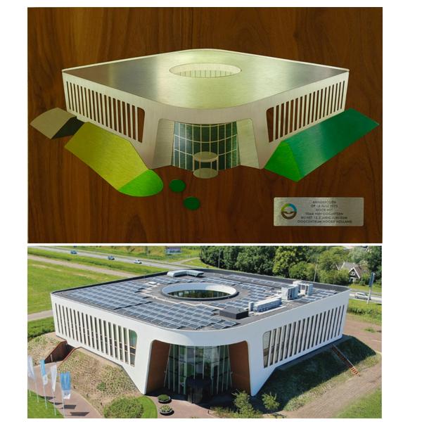 2D maquette gebouw van RVS op Houten paneel -