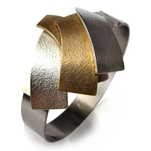 Edelstalen armband met een scharnierende clip van brons en zilver - De sluiting van de armband is onzichtbaar maar bijzonder éénvoudig open en dicht te doen