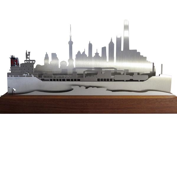 Scheepsdoop cadeau; tanker 38,000 dwt gebouwd door New Times Shipbuilding Co Ltd, Shanghai - Edelstaal en notenhout.