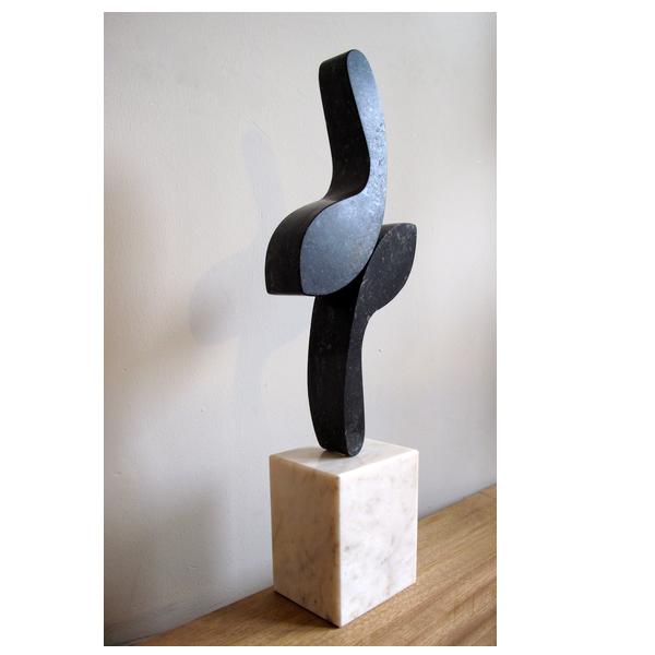 Sculpture van Belgisch hardsteen - "Wortelen in je eigen voetstappen" Adonis