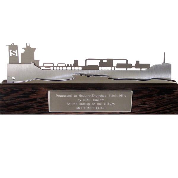Scheepsdoop - Doop cadeau; verbeeldt het transport schip voor Stolt Tankers uit Rotterdam en is gebouwd in Shanghai 