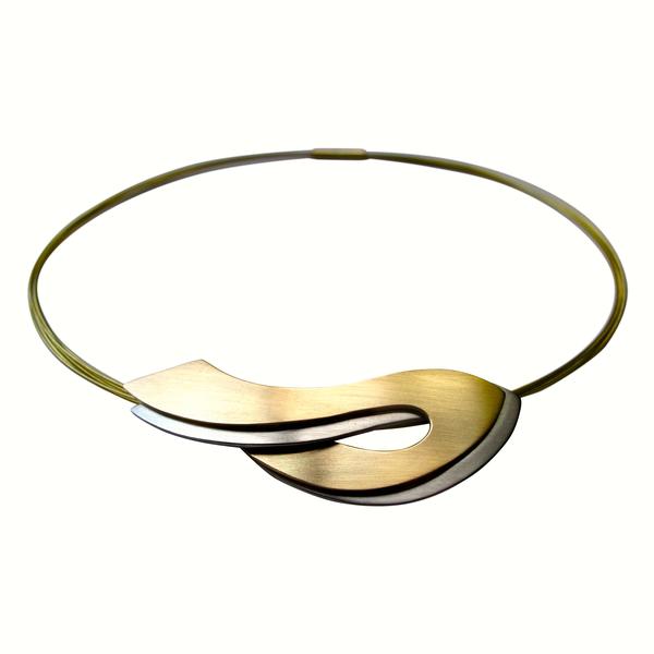 Gouden branding; geel en wit gouden 14 krt hanger aan gouden meerdraden collier met bajonet sluiting. - Dat is verlangen: wonen in de golven en geen verblijfplaats hebben in de tijd.R.M. Rilke