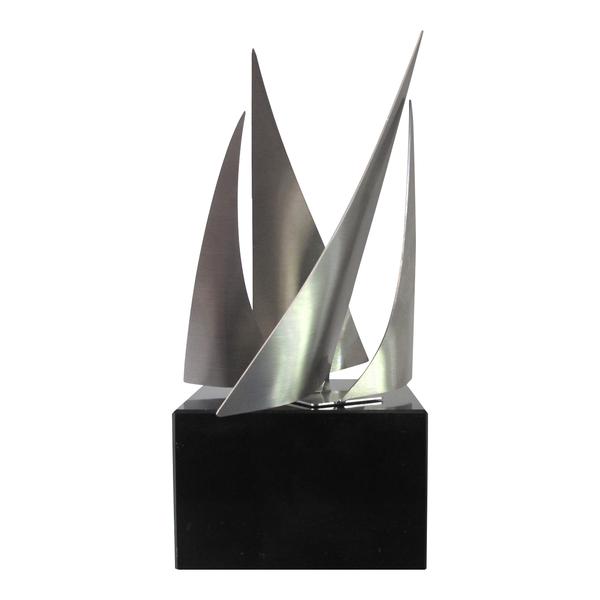 Match racing trofee - Voet van zwart marmer en zeilen van edelstaal