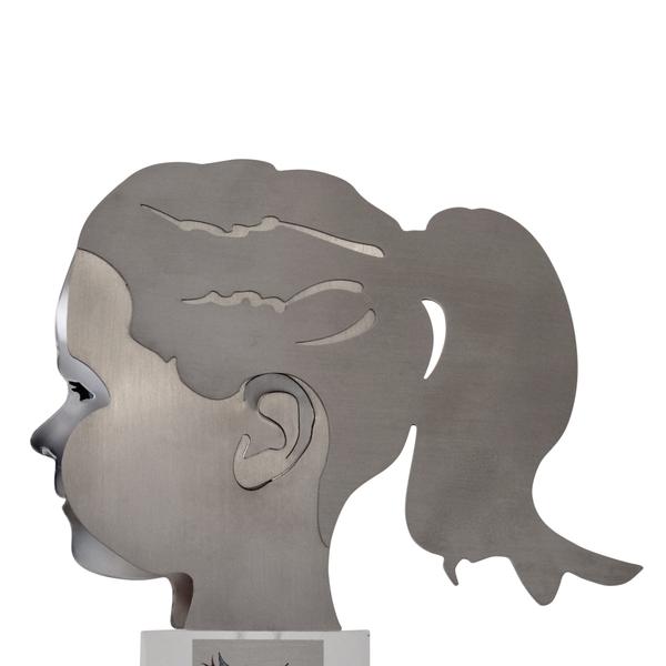 Meisje profiel in RVS sculptuur -