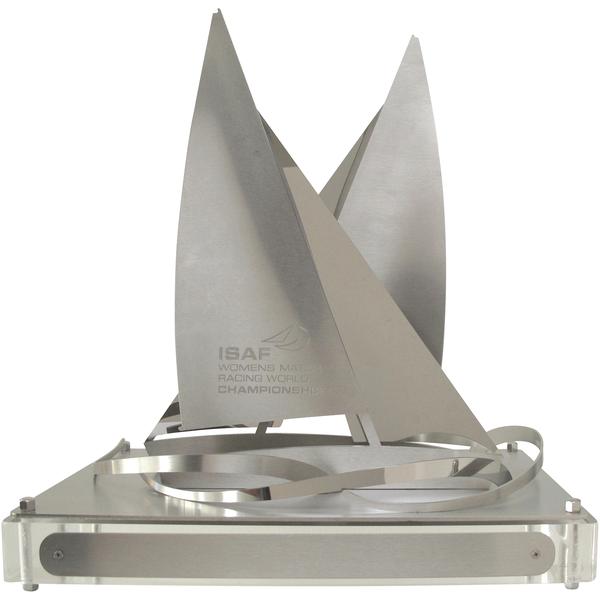 ISAF WOMENS MATCH RACING WORLD CHAMPIONSHIP TROPHY - Ontwerpen is tot oplossingen komen. De levensloop van een idee naar het uiteindelijke object kenmerkt zich door te luisteren: luisteren naar de vorm die gevonden wil wordenUitgevoerd in edelstaal op een transparante voet van plexiglas 